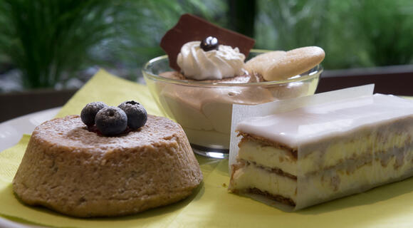 Verschiedene Desserts auf einem Teller