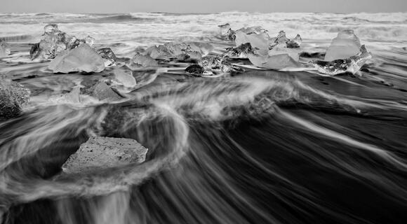 Tourbillon de vagues autour de rochers - photo en noir et blanc