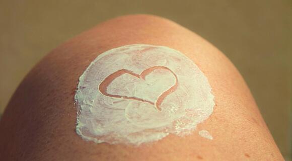Protéger la peau exposée avec une crème solaire indice de protection 30 au minimum