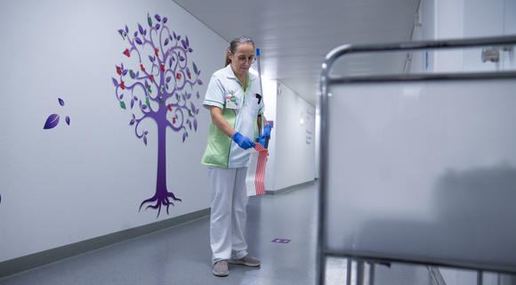 Une collaboratrice de la Maternité nettoie sans détergents