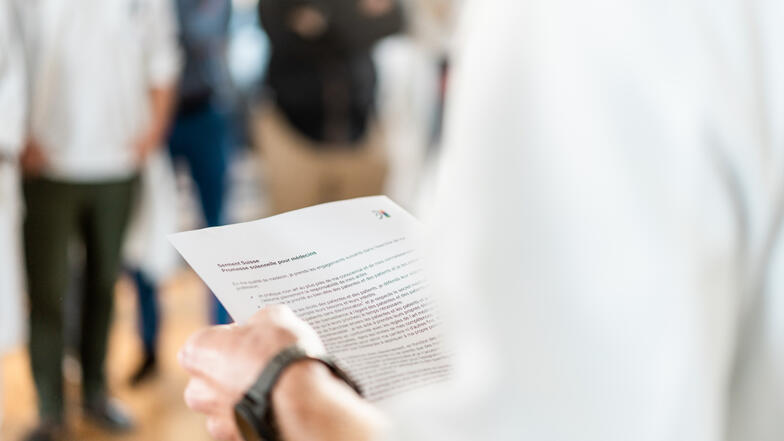 Gros plan sur le document du Serment dans les mains d'un médecin