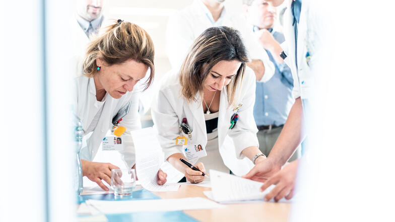 Deux médecins en train de signer le Serment