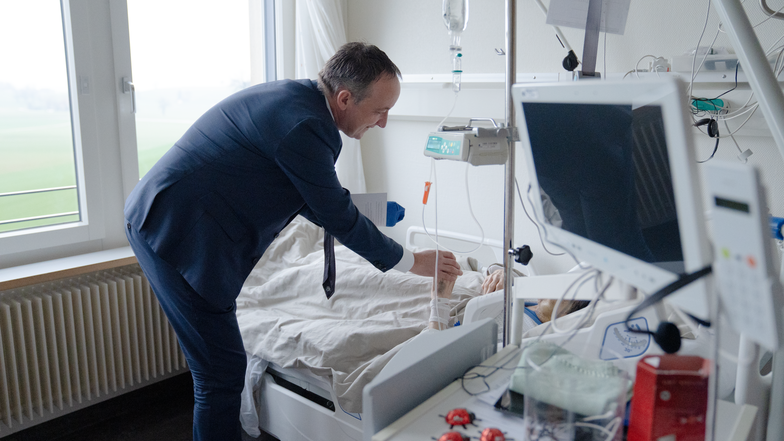 Philippe Demierre rend visite à une patiente de l'HFR