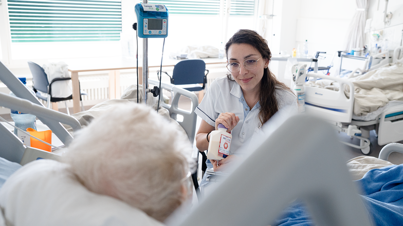 Diététicienne au lit d'une patiente hospitalisée