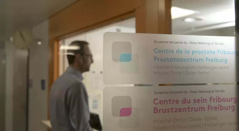 Ein Patient steht beim Empfang des Prostatazentrums Freiburg