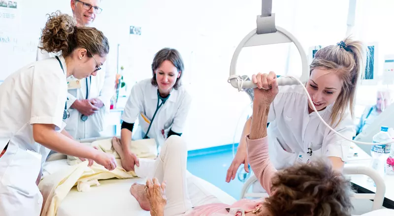 Médecins et soignants prennent en charge une patiente