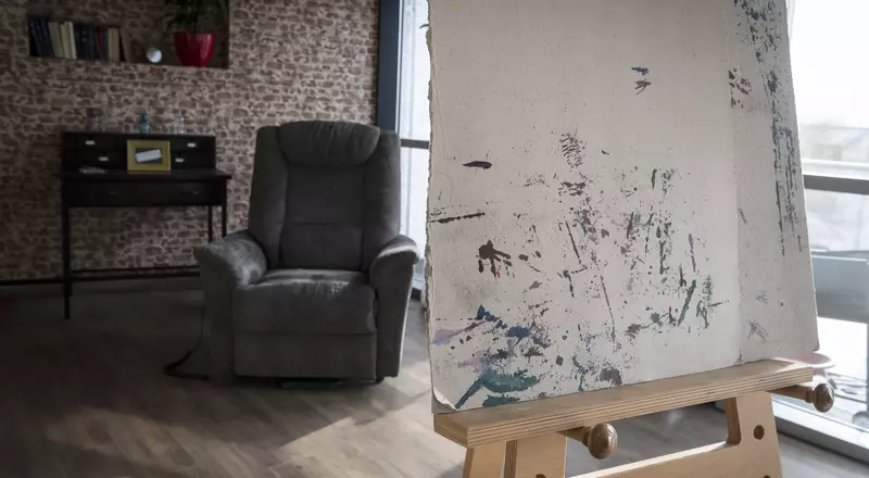 Eine Staffelei im Vordergrund, ein Lederfauteuil im Hintergrund - es fehlen nur noch der Maler und sein Modell