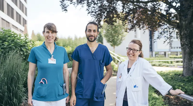 Das Team der Permanence Meyriez-Murten (v.l.n.r.): Chantal Müller, Oberärztin, Paolo Francioli, Assistenzarzt, Audrey Boll, Chefärztin