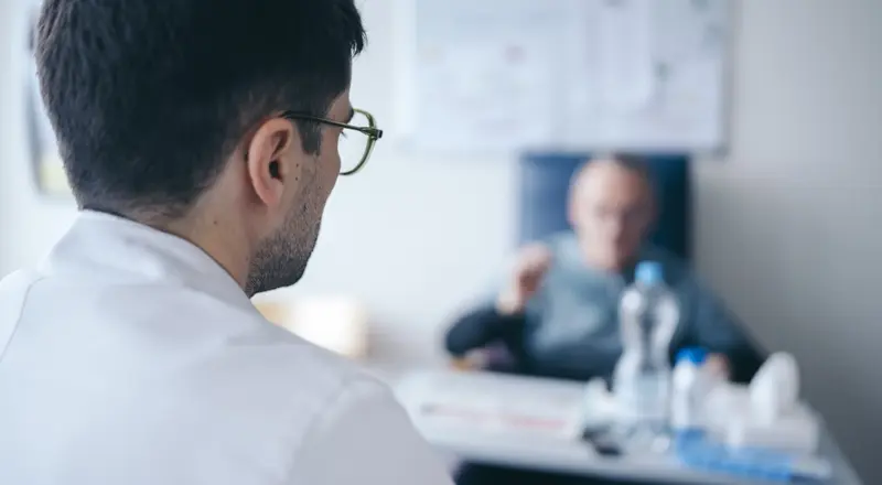 Médecin assistant et patient