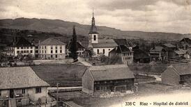 Carte postale de l'Hôpital de district à Riaz vers 1905 