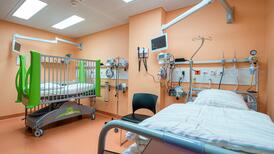 Ein Zimmer mit Kinderbett