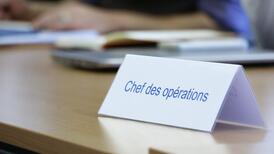 Plaquette avec la fonction sur une table
