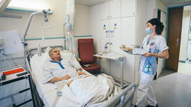 2. A table! - Les repas sont adaptés à chaque patient et sont servis en chambre par le personnel soignant. © Jo Bersier