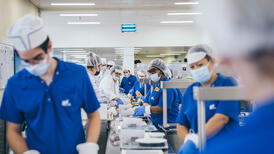 8. Le coup de feu - Rythme intense et travail collectif en cuisine, pour que chaque patient reçoive son repas chaud en chambre. © Jo Bersier