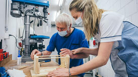 12. Atelier bois - La réadaptation par le travail, ou comment prendre du plaisir en guérissant. © Jo Bersier