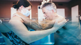 13. Comme un poisson dans l'eau - Le corps léger, la physiothérapie devient un plaisir. © Jo Bersier