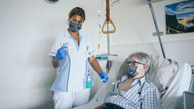 15. Derrière le masque - La connivence entre patient et soignant va jusqu'au mimétisme de la couleur du masque de protection ! © Jo Bersier
