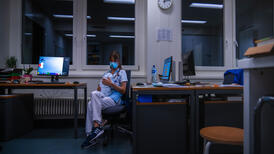 23. Insomnie - Moment de complicité entre une infirmière et une très jeune patiente, qui ne trouve le sommeil que dans ses bras. © Khaled Habchi