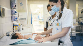 Neonatologie_bebe_soignantes