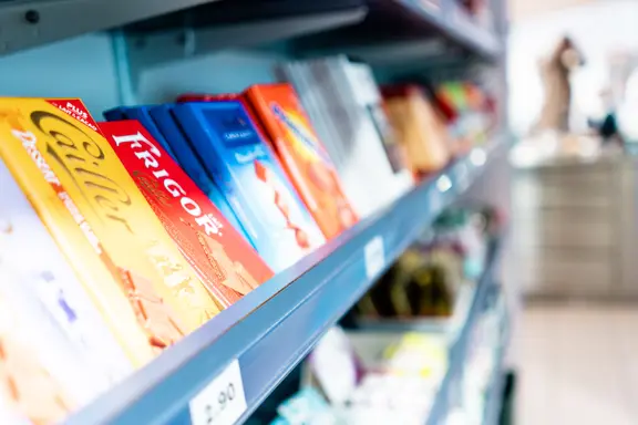 Photo de plaquettes de chocolat dans un kiosque