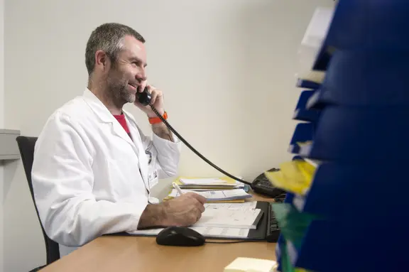 Un pharmacien répond aux questions au téléphone