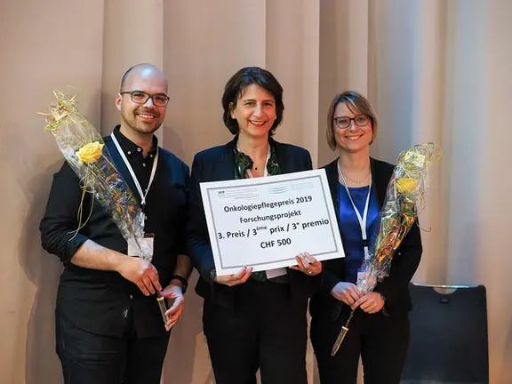 Natacha Szüts​ (à droite) lors de la remise du prix.