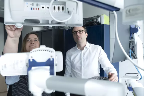 Deux collaborateurs du service d'achat consultent un ordinateur
