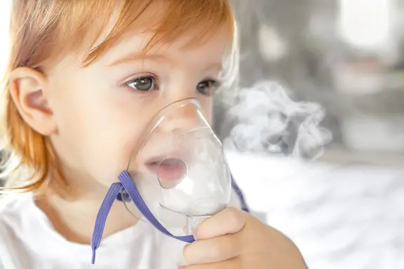 Enfant avec masque